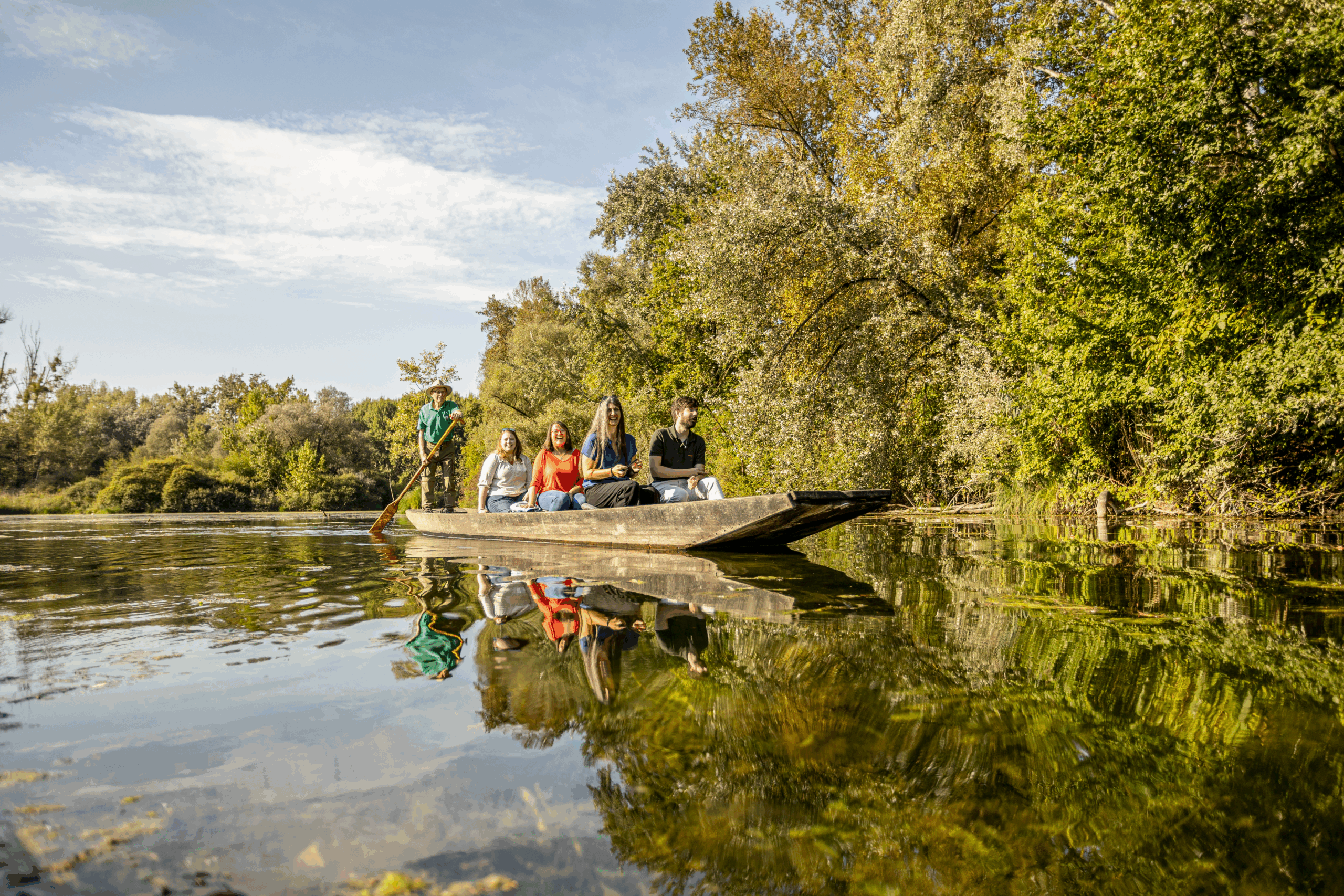 <p>Sillonner les eaux peu profondes et <br />claires du Grand Ried en barque</p> <p>Sillonner les eaux peu profondes et <br />claires du Grand Ried en barque</p>