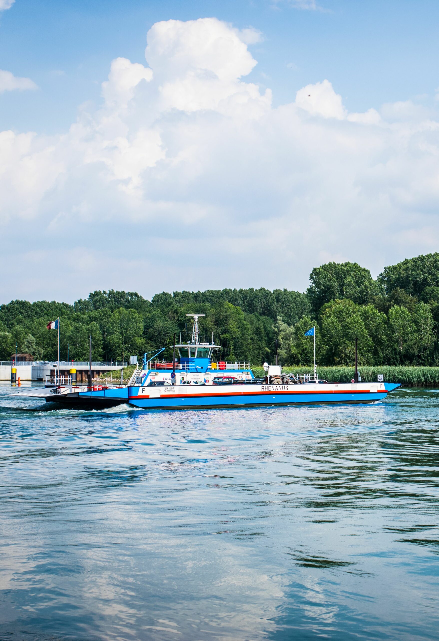 <p>Prendre le Bac pour traverser <br />le Rhin et se rendre en Allemagne</p> <p>Prendre le Bac pour traverser <br />le Rhin et se rendre en Allemagne</p>